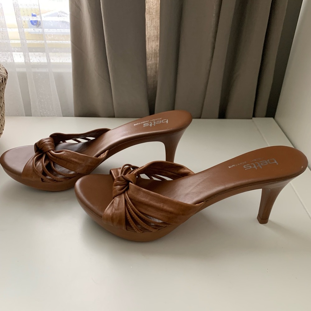 Aus Size 6 Bette’s low heel. Never worn. - Picture 2 of 2